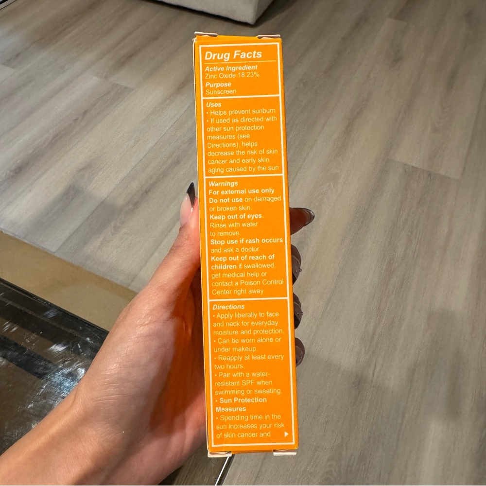 Live Tinted HUEGUARD 3-in-1 Mineral Sunscreen, Moisturizer, Primer SPF 30 - Picture 9 of 12